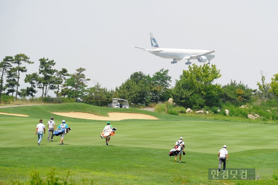 [야마하·한경 KPGA 선수권대회] 골프장 하늘을 가르는 비행기