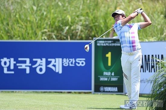 [야마하·한경 KPGA 선수권대회] 김승혁, '끝까지 공 주시하며~'