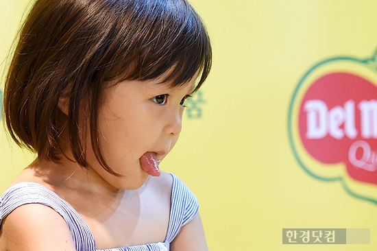 [포토] '국민 먹방 요정' 추사랑, '파인애플 맛있겠네~'