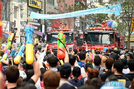 [포토] '신촌물총축제' 가장 막강한 물총의 등장