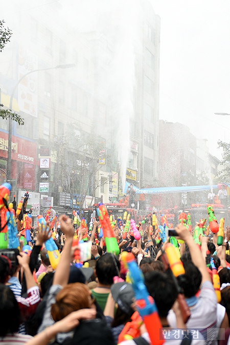 [포토] '신촌물총축제' 소방차 물대포에 열광