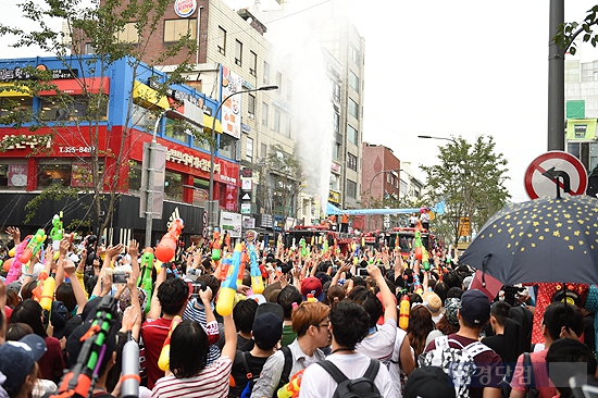 [포토] '신촌물총축제' 소방차가 내뿜는 시원한 물대포