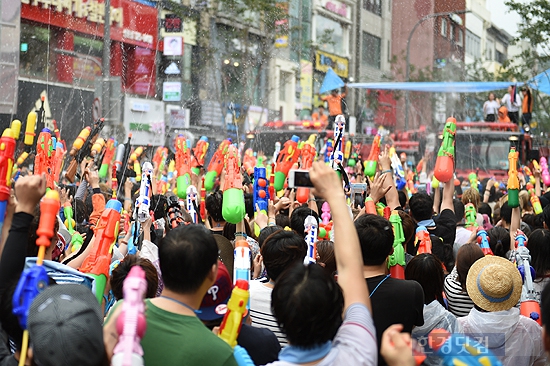 [포토] '신촌물총축제' 물총을 들어라!