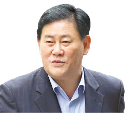 "기재부 인사쇄신 해야 하는데 보낼 데 없어"…깊어지는 최경환의 '인사 고민'