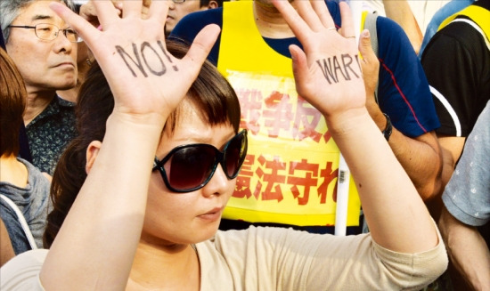 < “전쟁 반대” > 일본 내각이 집단적 자위권 행사가 가능하도록 헌법 해석을 변경하자 도쿄 총리관저 앞에서 일본 시민들이 1일 반대 시위를 벌였다. 시위에 참가한 한 여성이 양쪽 손바닥에 쓴 ‘전쟁 반대(No War)’ 구호를 내보이고 있다. 도쿄AFP연합뉴스