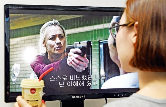 한 직장인이 인터넷을 통해 내려받은 최신 미국 드라마 ‘24시 시즌9’를 보고 있다. 허문찬 기자 sweat@hankyung.com