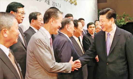 시진핑 중국 국가주석(오른쪽)이 지난 4일 서울 장충동 신라호텔에서 열린 한·중 경제통상협력포럼에서 허창수 전국경제인연합회장(왼쪽 두 번째)과 악수하고 있다. 청와대사진기자단