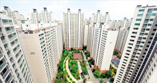 서울 지역 전용 84㎡ 아파트와 전용 59㎡ 아파트 간 가격차가 계속 좁혀지고 있다. 서울 잠실동 엘스 아파트는 지난 5월 저층 84㎡ 아파트와 로열층 59㎡ 거래가격 격차가 1500만원으로 줄어들었다. 한경DB