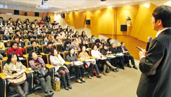 지난 10일 서울 역삼동 신한은행 아트홀에서 열린 고준석 박사의 자산관리 멘토스쿨.