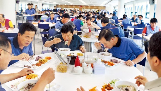 현대차 울산공장 직원들이 지난해 초복을 앞두고 회사에서 제공한 삼계탕을 먹고 있다. 현대차 제공 