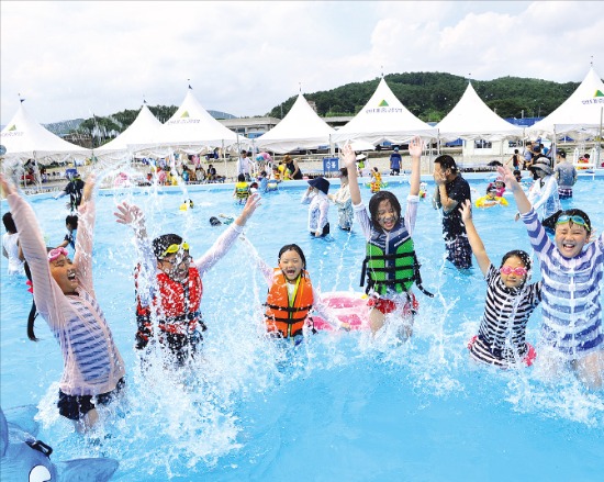 현대중공업 임직원 가족들이 경주 하서리 하계휴양소에서 물놀이를 즐기고 있다. 현대중공업 제공 