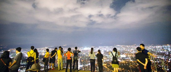 대구 앞산전망대에서 야경을 즐기는 사람들.  