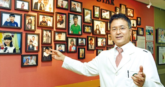 개원 22주년을 맞은 하이키한의원 박승만 대표원장이 성조숙증 치료법에 대해 설명하고 있다. /허문찬 기자 sweat@hankyung.com 