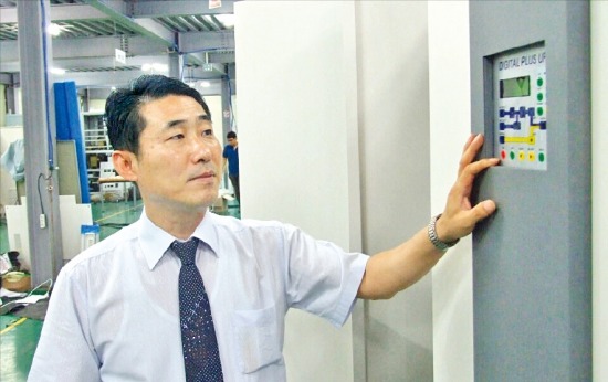 김성조 국제통신공업 사장이 경기 남양주 공장에서 대형 무정전 전원공급장치(UPS)의 작동원리를 설명하고 있다.
