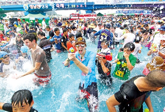 지난해 장흥물축제 참가자들이 물총, 바가지 등으로 신나게 물싸움을 즐기고 있다. 