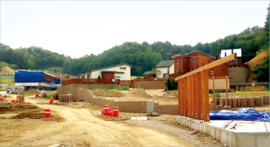 경기도시공사가 경기 가평 달전지구에서 공급 중인 국내 최대 규모의 북미식 전원주택 단지 ‘북한강 동연재(141가구)’에서 커뮤니티 시설 공사가 한창이다.
 