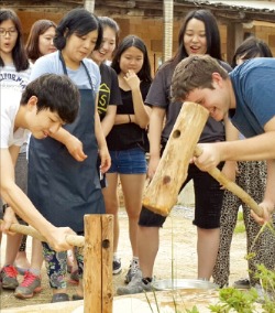 [Farm Stay] 충북 오박사마을, 친환경 너른 들판과 시원한 숲길…감자 캐고 활 쏘고 떡 만들고…하루가 짧네