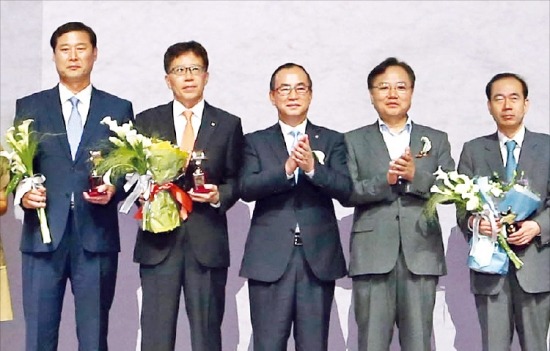 서울 한강 반포지구 세빛둥둥섬에서 22일 열린 ‘한국관광공사, 신규 브랜드 선포식 및 한국관광의 별 시상식’에서 변추석 한국관광공사 사장(가운데)과 수상자들이 기념촬영하고 있다. 연합뉴스