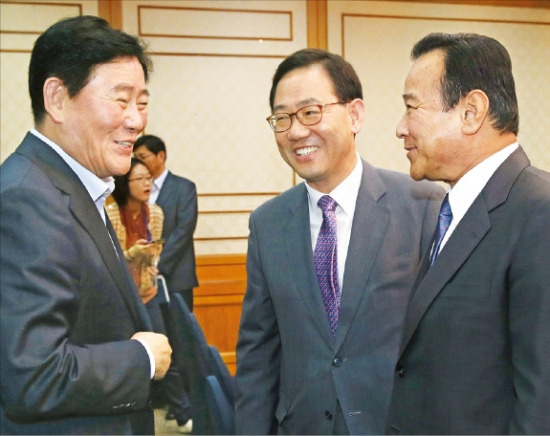 < “경제 살리기 올인” > 최경환 부총리 겸 기획재정부 장관(왼쪽)과 새누리당 이완구 원내대표(오른쪽), 주호영 정책위원회 의장이 23일 국회 귀빈식당에서 열린 당정협의에서 인사하고 있다. 연합뉴스