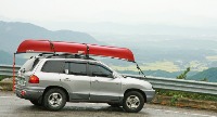 오토 캠핑을 떠나면서 차량 위에 카누를 실은 모습. 