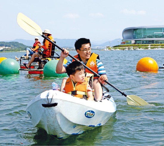 충북 충주 탄금호에서 가족이 카약을 즐기고 있다. /한국관광공사 제공