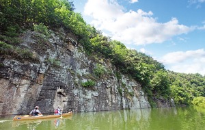 춘천 의암호에서 카누를 타는 사람들.