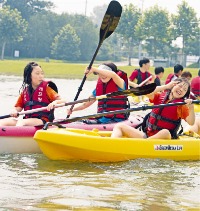 주말마다 열리는 미사리 경정장 수상스포츠 체험교실에서 카누를 타고 있는 학생들. 