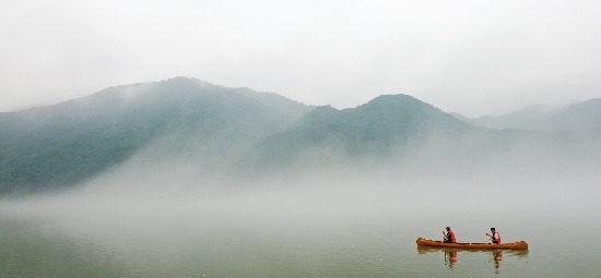 춘천 물레길에서 목제 카누를 타고 의암호 이곳저곳을 누비는 관광객들. /사단법인 물레길 제공