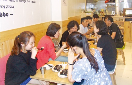 지난 25일 서울 반포동 치킨타운에 있는 김밥전문점 ‘누들뽀’에서 손님들이 열량을 낮춘 다이어트 김밥을 맛보고 있다. /누들뽀 제공
 