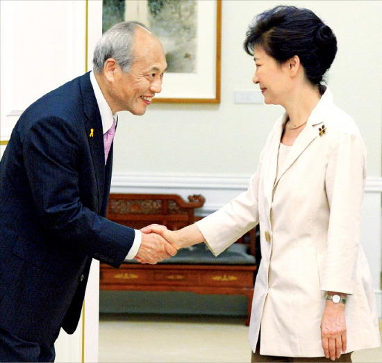 박근혜 대통령이 25일 청와대에서 마스조에 요이치(舛添要一) 일본 도쿄도지사와 악수하고 있다. 강은구 기자 egkang@hankyung.com