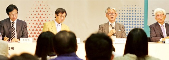 문광훈 충북대 교수(왼쪽부터), 김상환 서울대 교수, 김우창 고려대 명예교수, 유종호 대한민국예술원장이 지난 4월 ‘문화의 안과 밖’ 강연에서 청중의 질문에 답하고 있다. 네이버문화재단 제공