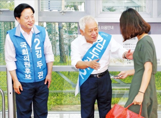 김한길 새정치민주연합 공동대표(가운데)가 28일 경기 김포 국회의원 보궐선거에 출마한 김두관 후보(왼쪽)와 함께 서울지하철 9호선 개화역 입구에서 한 표를 호소하고 있다. 연합뉴스