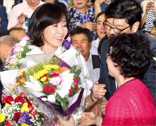 < 축하 꽃다발 받은 나경원 > 나경원 새누리당 당선자가 30일 서울 대방동 선거캠프에서 꽃다발을 받고 있다. 연합뉴스