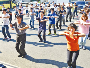 경북 경산의 에나인더스트리 임직원들이 출근 직후 크레용팝의 ‘빠빠빠’ 춤을 추며 신나게 일과를 시작하고 있다. 에나인더스트리 제공