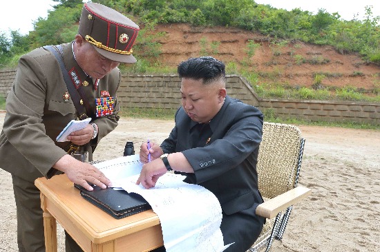 지난 5일 육해공군 도서상륙훈련을 참관하는 김정은. 북한은 이틀 뒤인 7일 오전 올 9월 열리는 인천 아시안게임에 응원단을 파견하기로 했다고 발표했다. 연합뉴스