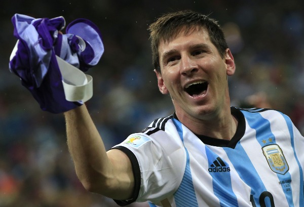 승부 차기 혈투 끝 4강전을 승리한 아르헨티나 리오넬 메시가 경기가 끝난 후 활짝 웃고 있다./AFP연합