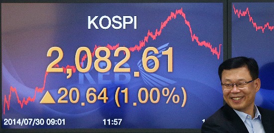 코스피가 외국인의 매수세에 힘입어 2,080선을 돌파한 30일 오후 서울 중구 외환은행 본점 딜링룸을 찾은 손님이 밝은 표정으로 딜러들과 인사를 나누고 있다. 이날 코스피는 전날보다 20.64포인트(1.00%) 오른 2,082.61로 마감했다. 2011년 8월 2일(2,121.27) 이후 2,080선을 넘은 것은 이번이 처음이다. 연합뉴스