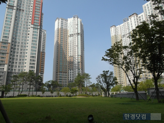 '영종하늘도시 한라비발디’ 단지 내 중앙 광장과 단지 전경. 사진=김하나 기자
