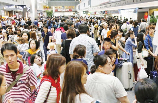 < 하네다 공항 ‘북적’ > 일본 정부는 2020년 외국인 관광객 2000만명 유치를 목표로 하네다공항과 도쿄 도심을 연결하는 신규 철도노선을 개설하는 등 여행객 편의 증진 정책을 잇따라 내놓고 있다. 하네다공항이 여행객들로 북적이고 있다. 하네다AFP연합뉴스