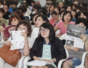 23일 고려대 화정체육관에서 열린 2015학년도 고려대 수시모집 입학설명회에 참석한 수험생과 학부모들이 설명을 듣고 있다. ./ 고려대 제공