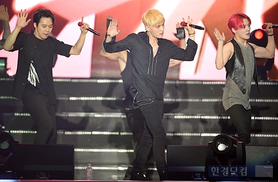 [포토] JYJ, '한 몸처럼 일치된 안무'