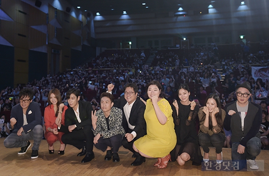 [포토] '타짜-신의 손' 배우들, 팬들과 함께 즐거운 시간