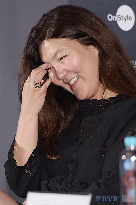 [포토] 한혜연, '사람들의 많은 관심에 쑥스럽네'