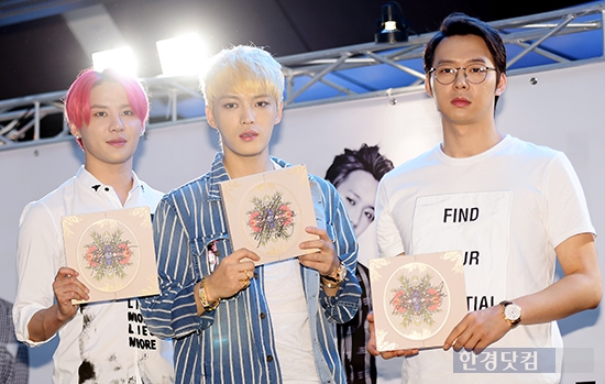 [포토] JYJ, '각자 개성 넘치는 사인'