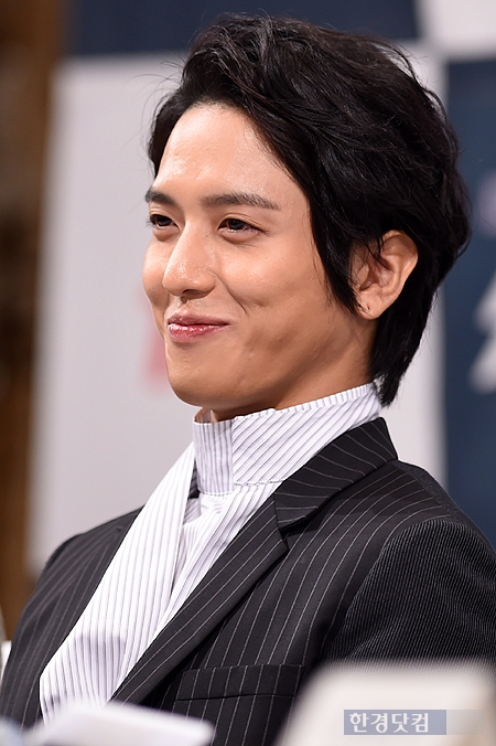 [포토] 정용화, '웃음 꾹 참고~'