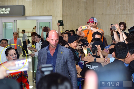 [포토] 레이디 가가, '2년 만의 방한…공항 가득 채운 팬들'