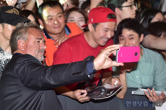 [포토] 뤽베송, '세계적인 거장의 화끈한 팬매너'