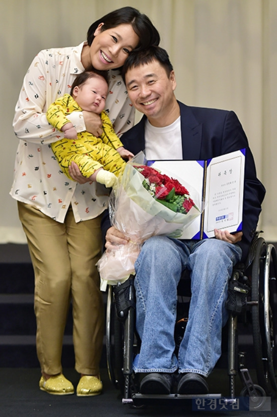 [포토] 강원래-김송 가족, '세상에서 제일 행복한 미소'