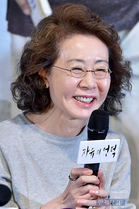 [포토] 윤여정, '환한 미소 머금고~'