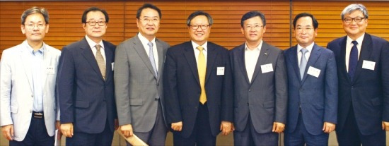 지난달 28일 한국기술센터에서 열린 한국경제신문·한국공학한림원 토론마당에 참석한 최해천 서울대 교수(왼쪽부터), 오영제 출연연구발전협의회장, 이건우 서울대 공대 학장, 이상천 국가과학기술연구회 이사장, 김명수 전 표준과학연구원장, 김창용 삼성전자 DMC연구소장, 박영일 이화여대 교수. 한국공학한림원 제공